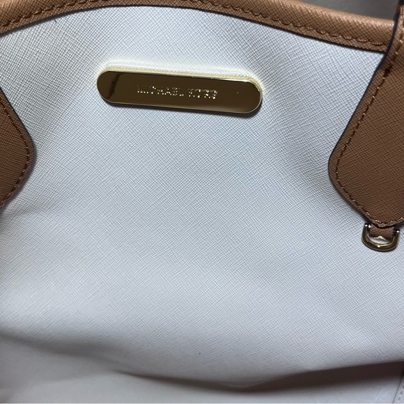 Michael Kors Saige Med Reversible Tote and Zip Clutch - Picture 12 of 15